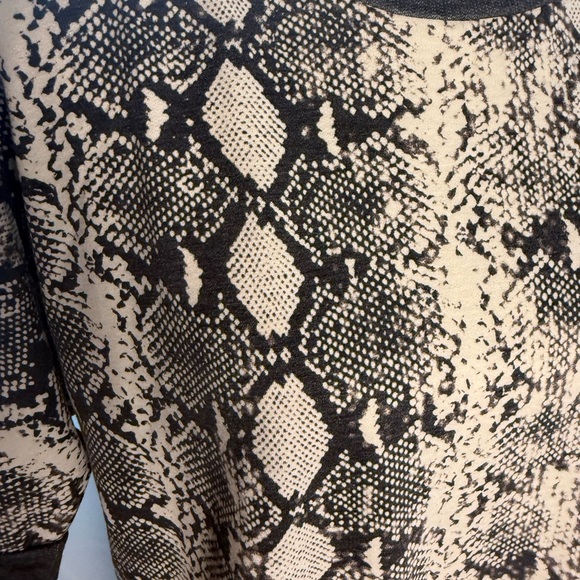 NWT Snakeskin Print Cream and Black Relaxed Graphic Short Sleeve T-Shirt - Picture 5 of 7